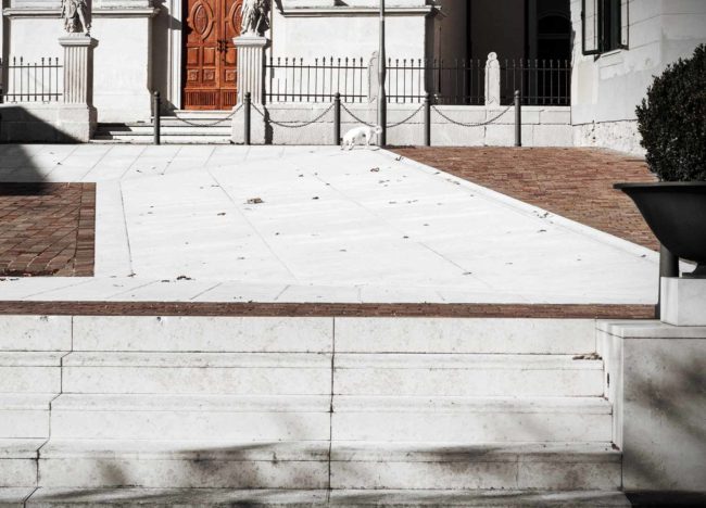 piazza storica in italia ristrutturata moderna vivenza